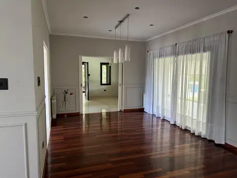 Casa 5 ambientes con 4 baños