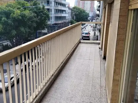 4 AMBIENTES AL FRENTE A MTS DEL SUBTE CON BALCON  COCHERA BAULERA  APTO CREDITO 