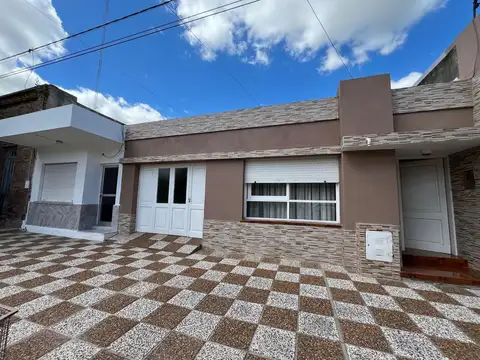 SE VENDE CASA Y LOCAL COMERCIAL C/PATIO Y PILETA