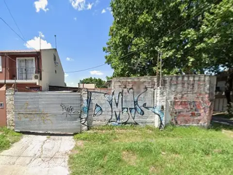 EXCELENTE TERRENO EN ESQUINA EN LA MANZANA DE SUPERMERCADO DIA (a mts de AV ADER).