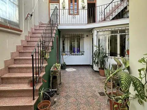 VENTA CASA CUATRO DORMITORIOS CON COCHERAS, QUINCHO Y TERRAZA EN BARRIO LA SEXTA