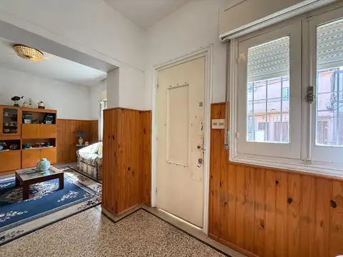 Casa 8 ambientes con 2 baños