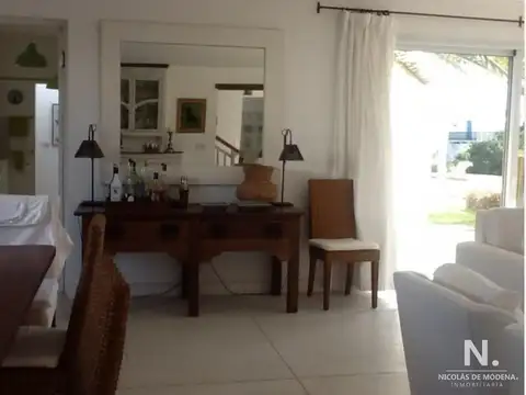 Casa 5 ambientes con 4 baños