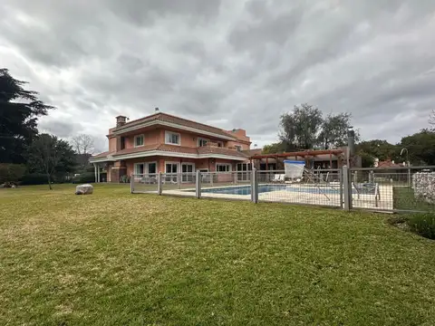 Casa en Venta con 2 cocheras