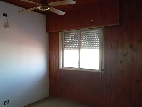 Casa con amplia terraza en barrio Lanusse