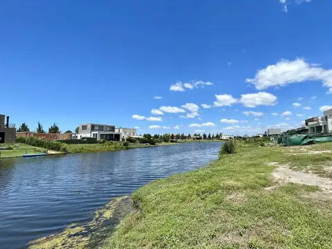 Terreno en venta - Lote a la laguna en Naudir - 850 m2 - Noreste