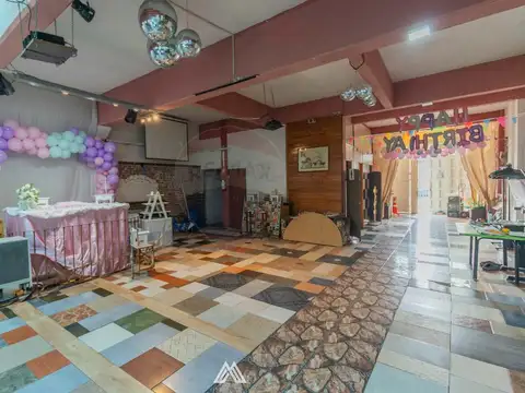 LOCAL CON ÁREA DEPÓSITO C/ALTURA, OFICINA Y BAÑOS