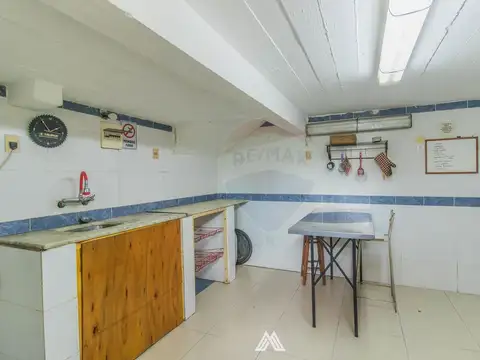 LOCAL CON ÁREA DEPÓSITO C/ALTURA, OFICINA Y BAÑOS