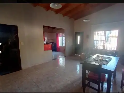 Casa 4 ambientes con 2 baños