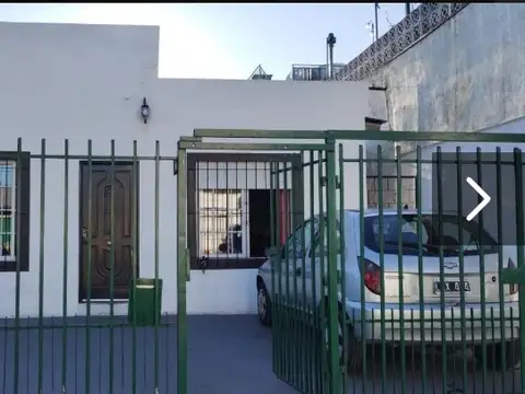 CASA DE 4 AMBIENTES CON PILETA