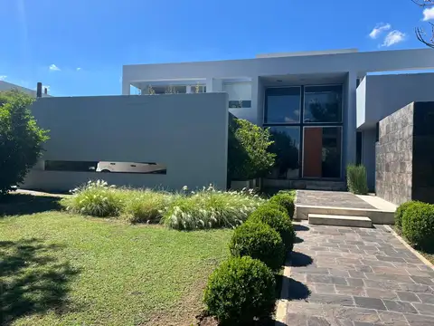 CASA EN VENTA EN FINCAS DEL SUR I - CON GRAN PARQUE Y PILETA .