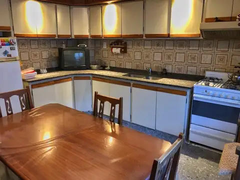 Casa 4 ambientes con 2 baños