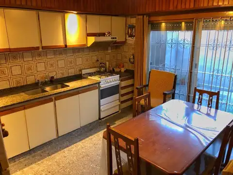 Casa 4 ambientes con 2 baños