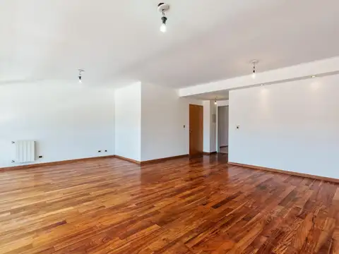 Departamento en alquiler, tres dormitorios cochera zona del río impecable seguridad 24 hs escritorio