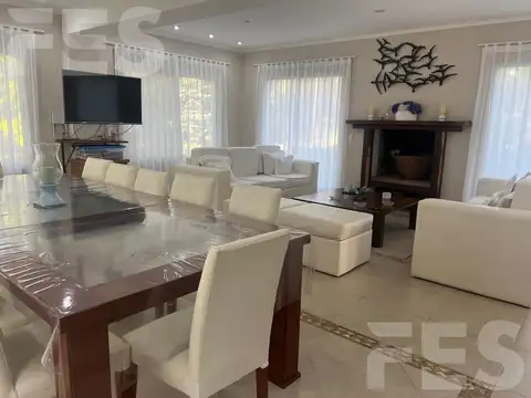 Casa en Venta en Carilo,Apto Credito Excelente Oportunidad
