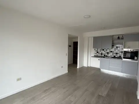 DEPARTAMENTO DE 2 AMBIENTES AL FRENTE EN EXCELENTE ZONA. AMPLIO BALCON CORRIDO. IMPECABLE. MUY POCA ANTIGUEDAD