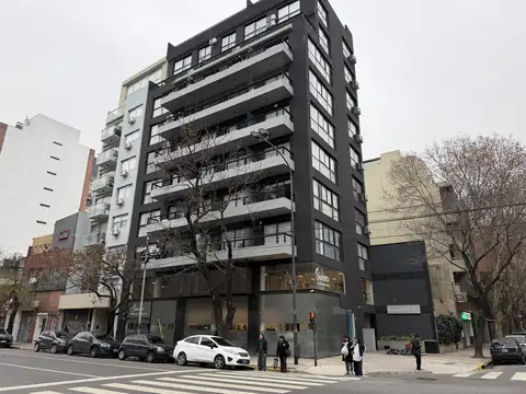 DEPARTAMENTO DE 2 AMBIENTES AL FRENTE EN EXCELENTE ZONA. AMPLIO BALCON CORRIDO. IMPECABLE. MUY POCA ANTIGUEDAD