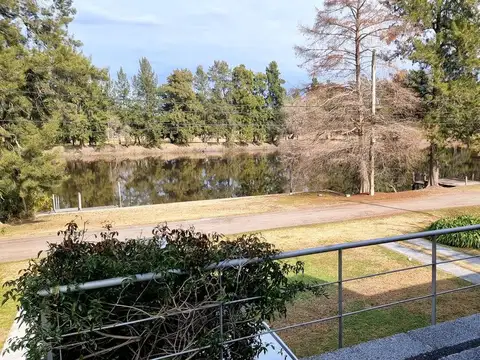 Casa 8 ambientes con 3 baños