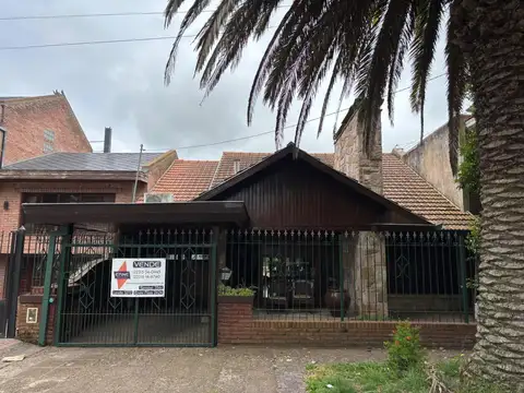 Casa 4 Amb + Playroom y quincho en Barrio Constitucion