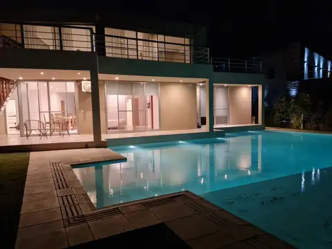 Casa en Alquiler con 2 cocheras