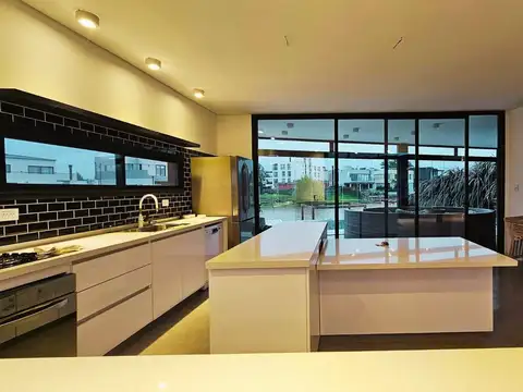 Casa en Venta con 2 cocheras