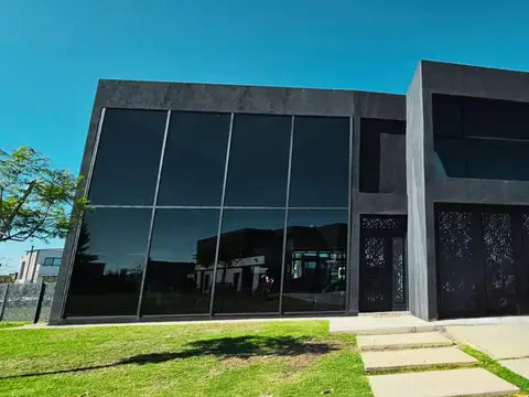 Venta Casa moderna al Rio todo el diseño mirala