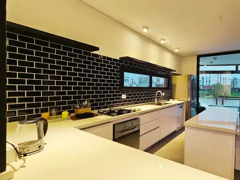 Casa 6 ambientes con 3 baños