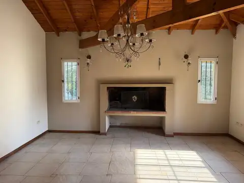 Casa 4 ambientes con 2 baños