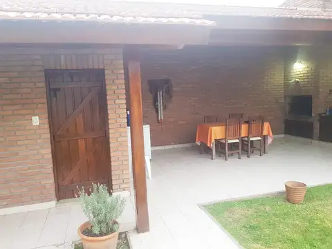 Casa 5 ambientes con 3 baños