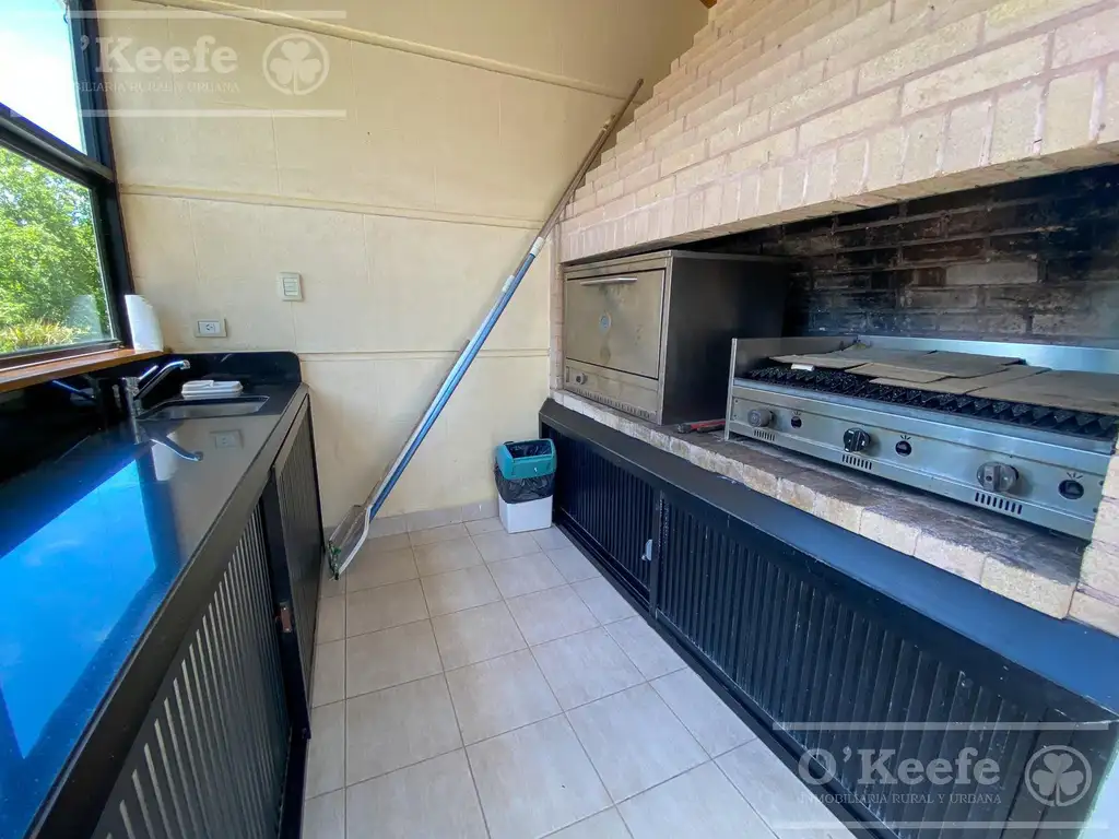 Casa en venta de 4 dormitorios en suite  con fondo al Lago en Abril Club de Campo