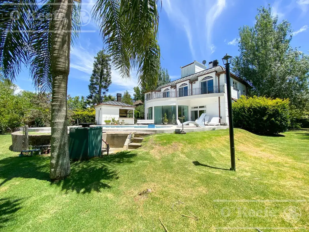 Casa en venta de 4 dormitorios en suite  con fondo al Lago en Abril Club de Campo - 4 dormitorios con cochera