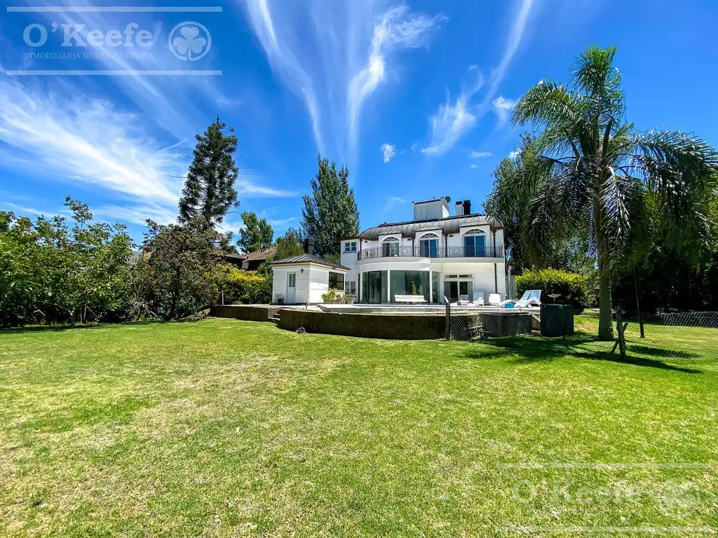 Casa - 528  m² Cubierta | 4 dormitorios | 25 años | 5 baños | 6 ambientes | 3 cocheras