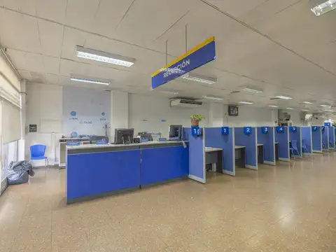 Edificio Comercial con salón ppal en PB y entrada para autos