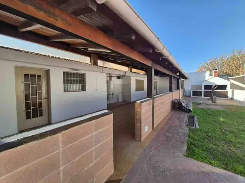 Casa en Alquiler con 2 cocheras