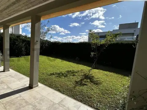 Casa en Venta con 4 cocheras
