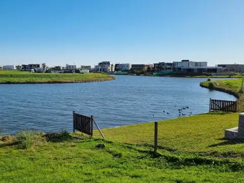VENTA LOTE A LA LAGUNA EN COSTAS PUERTOS DEL LAGO 