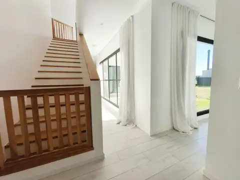 Casa 6 ambientes con 4 baños