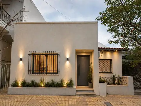 VENTA DE CASA 4 AMBIENTES EN LOTE PROPIO - OLIVOS