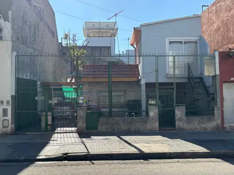 Venta gran casa con garage 3 autos y 4 monoambientes, oficina en Planta alta, Muy buena!