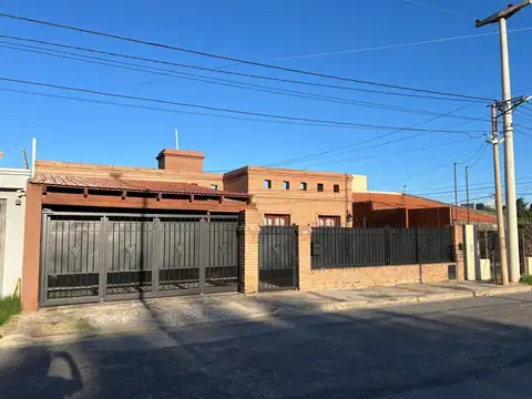 SE VENDE CASA 6 AMBIENTES ZONA ALTA BARRIO LA TOMA