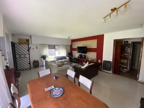 Casa en Alquiler con 2 cocheras
