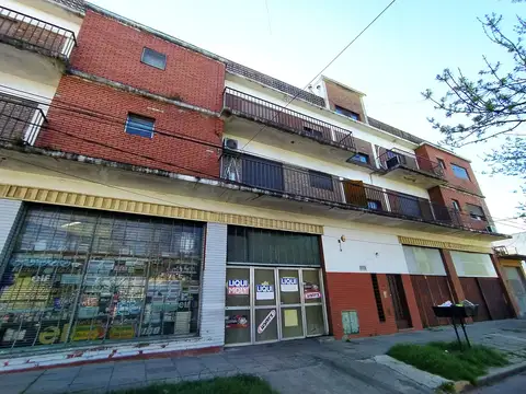 APTO CREDITO - Departamento de 4 ambientes con patio - Expensas bajas