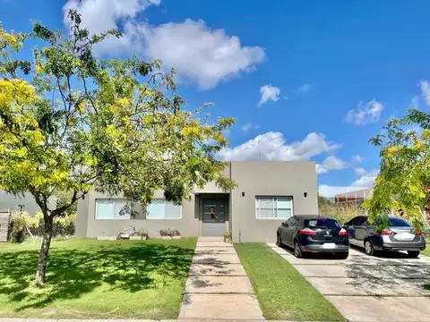 Fantástica casa a la venta con piscina en el Barrio Privado El Cantón, Escobar.