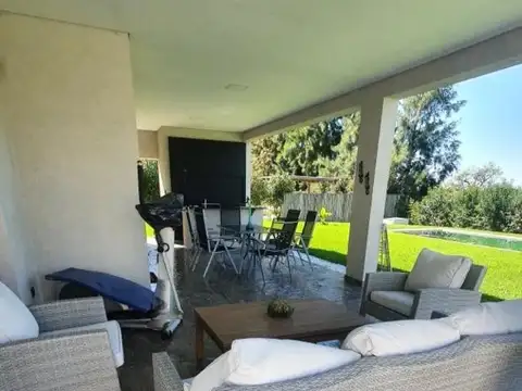 Casa 5 ambientes con 3 baños