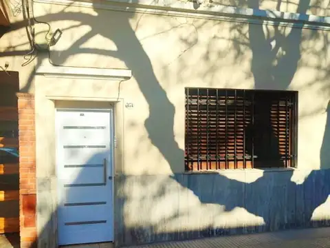 TIPO CASA LATERAL MUY AMPLIO.POSIBILIDAD A 3 AMB
