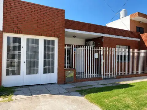 OPORTUNIDAD VENTA CASA 3 AMBIENTES CON COCHERA Y JARDIN ESCUCHA OFERTA