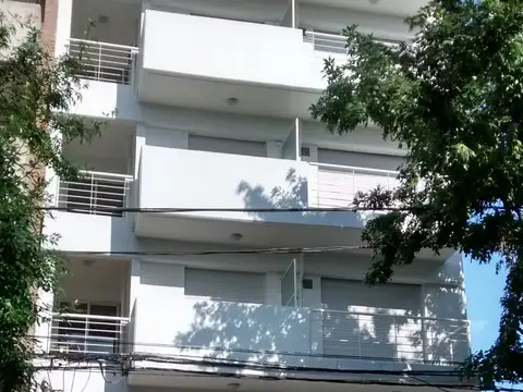 Monoambiente al frente con balcon