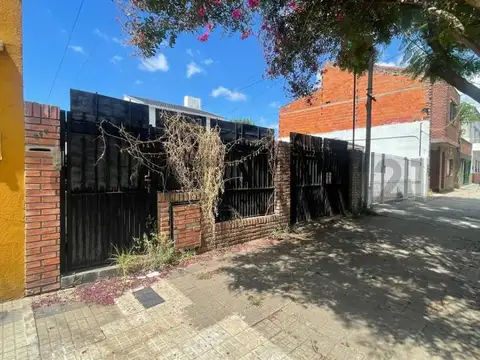 Casa en alquiler en La Plata 2 dormitorios cochera cubierta quincho parrilla