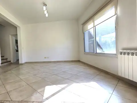 Casa en Alquiler con 2 cocheras