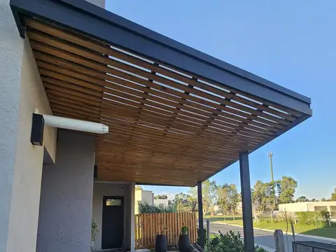 Casa en Venta con 4 cocheras